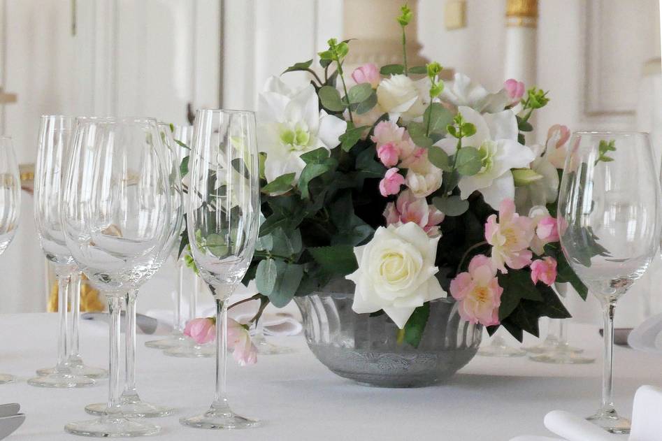 Elegant wedding table with soft pink roses and gold accents